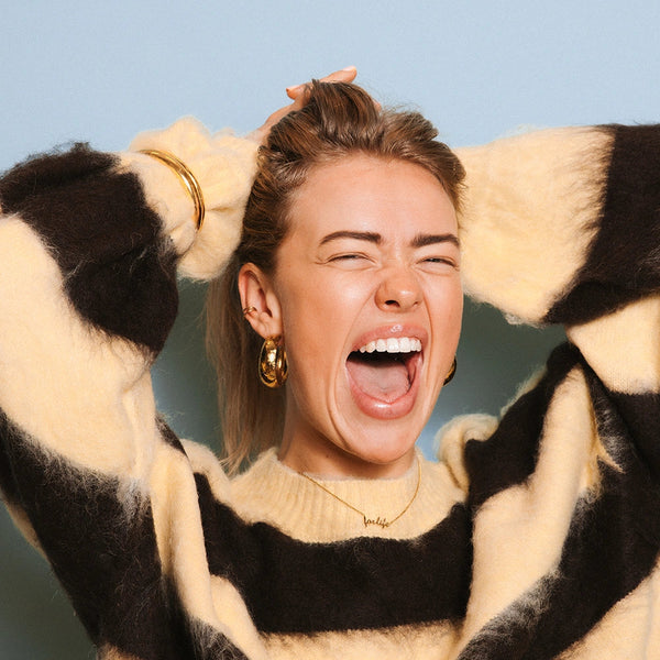 Open oorringen met subtiele structuur