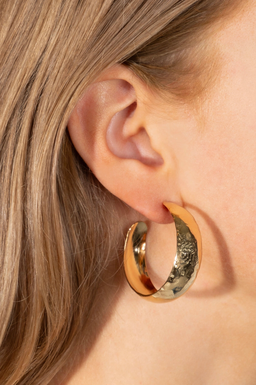 Open oorringen met subtiele structuur